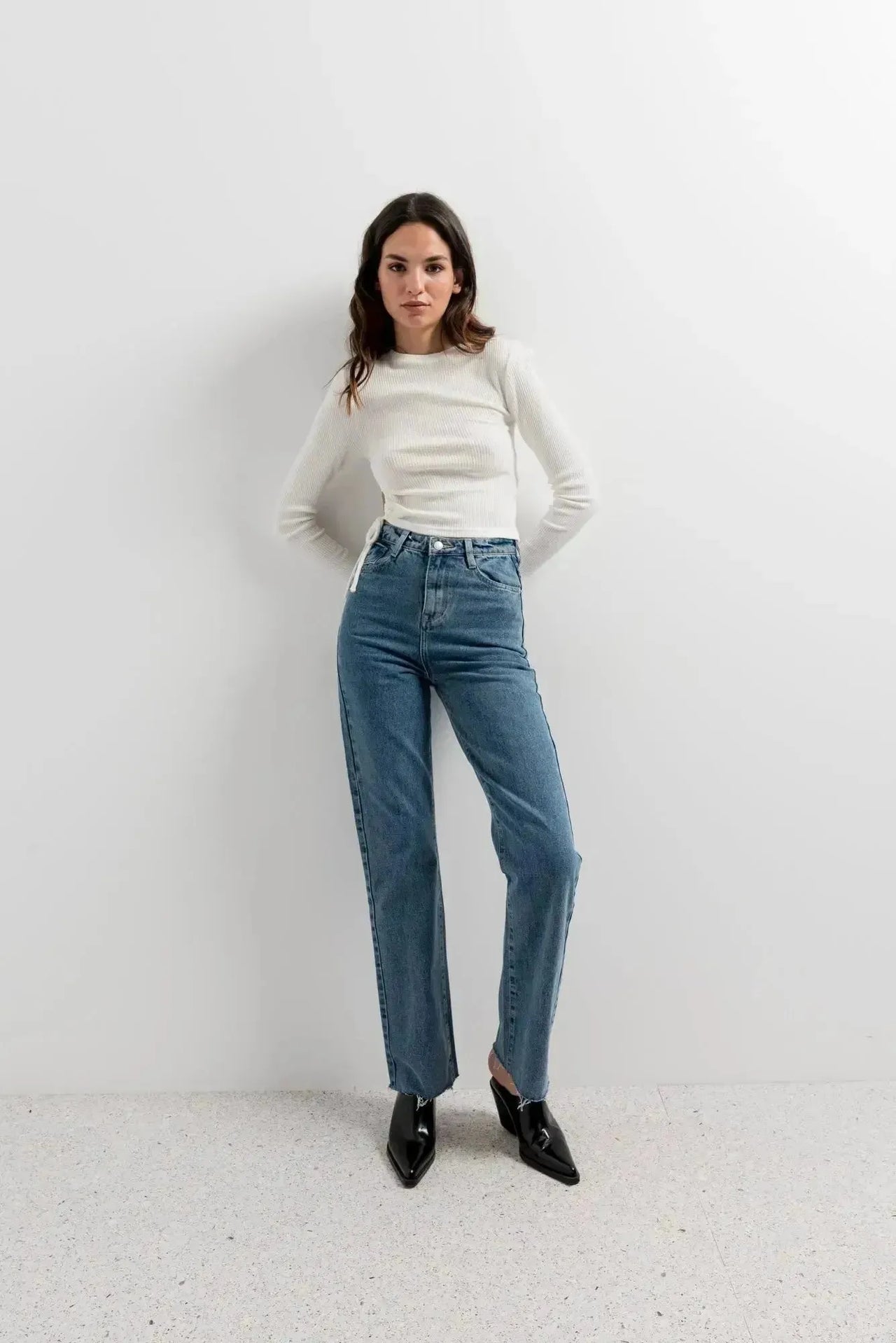 Jeans femme coupe droite bleu clair avec rassemblement latéral et t-shirt tendance