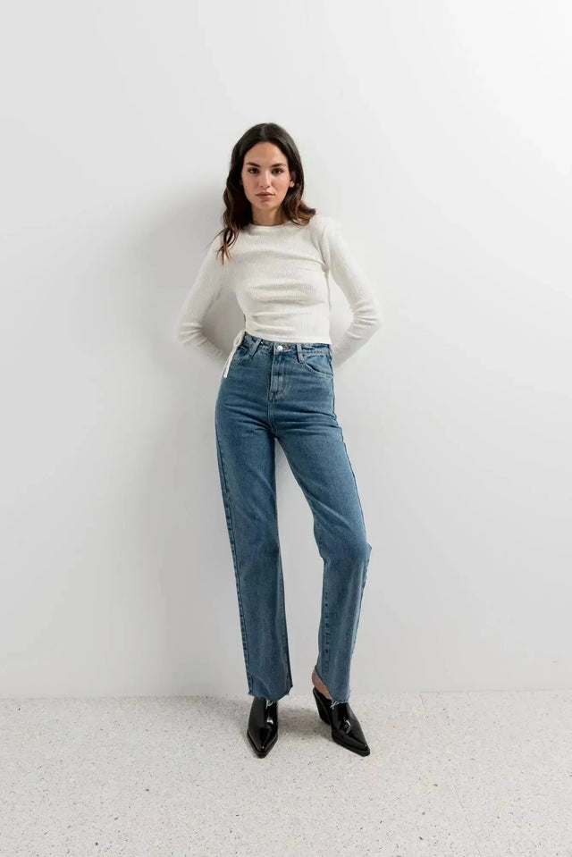 Jeans femme coupe droite bleu clair avec rassemblement latéral et t-shirt tendance