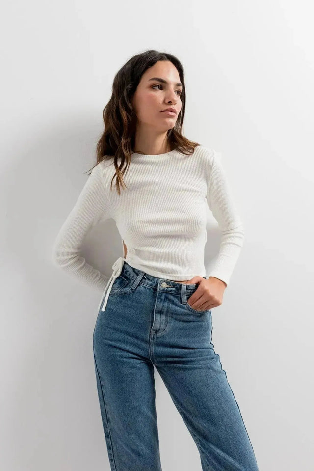 T-shirt tendance blanc à rassemblement latéral avec ties, parfait avec un jean taille haute