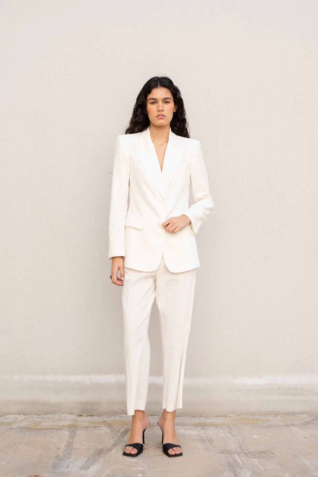 Vêtements en lin blanc femme, tailleur blanc femme avec blazer et mules à talons