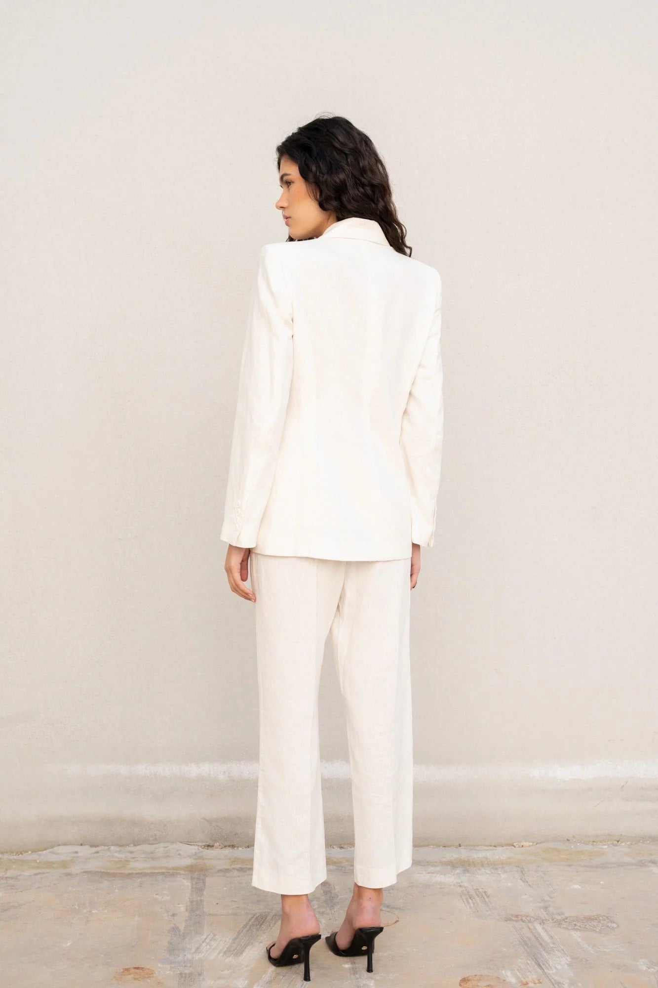 Tailleur en lin blanc femme avec blazer long et pantalons courts, talons ouverts