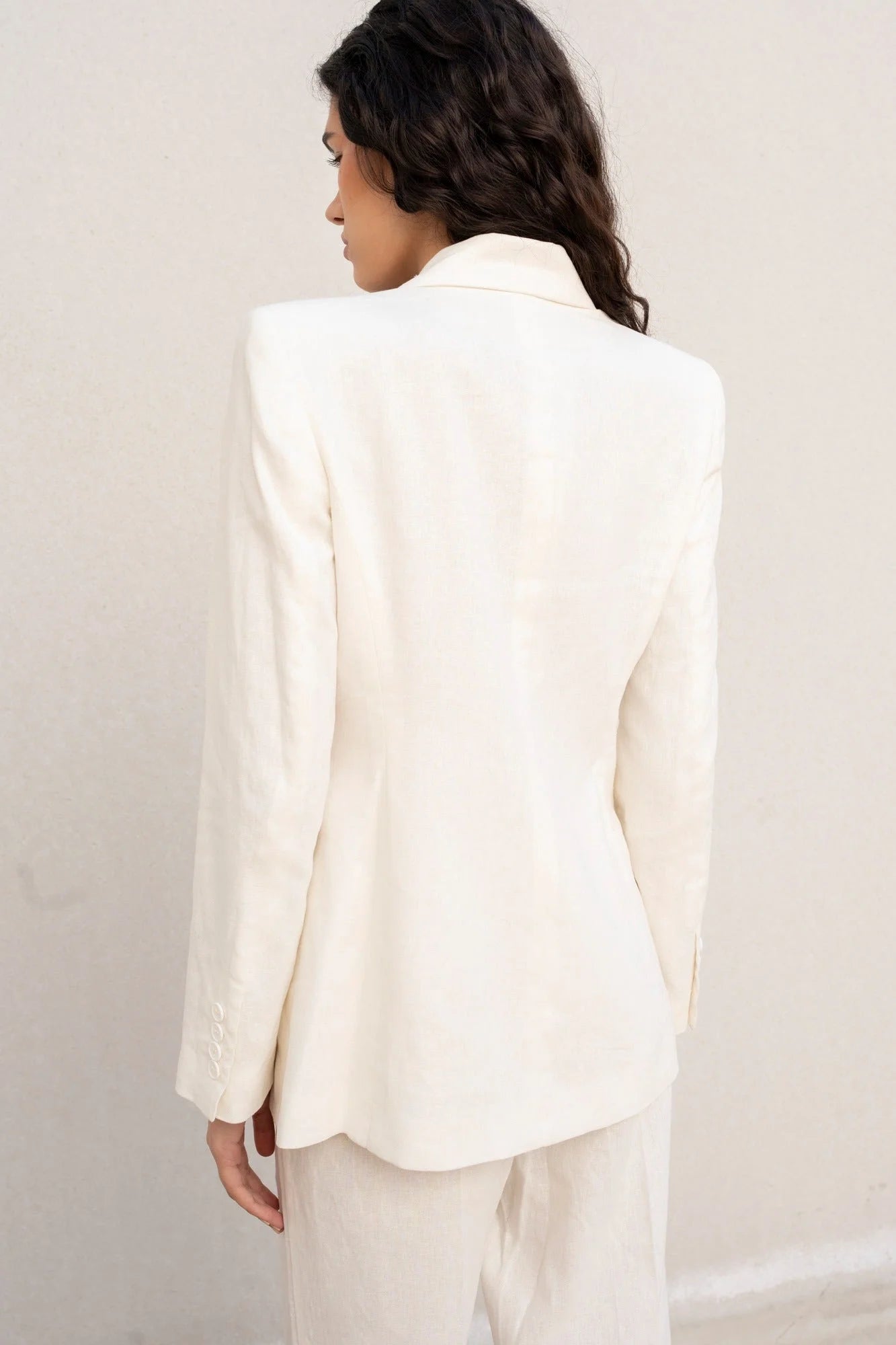 Blazer blanc femme en lin blanc avec épaules marquées, style élégant et tendance