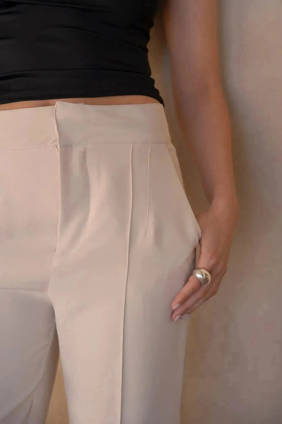 Gros plan sur un tailleur crème, mettant en avant les détails du pantalon ample et les pinces, idéal pour le pantalon pince femme.
