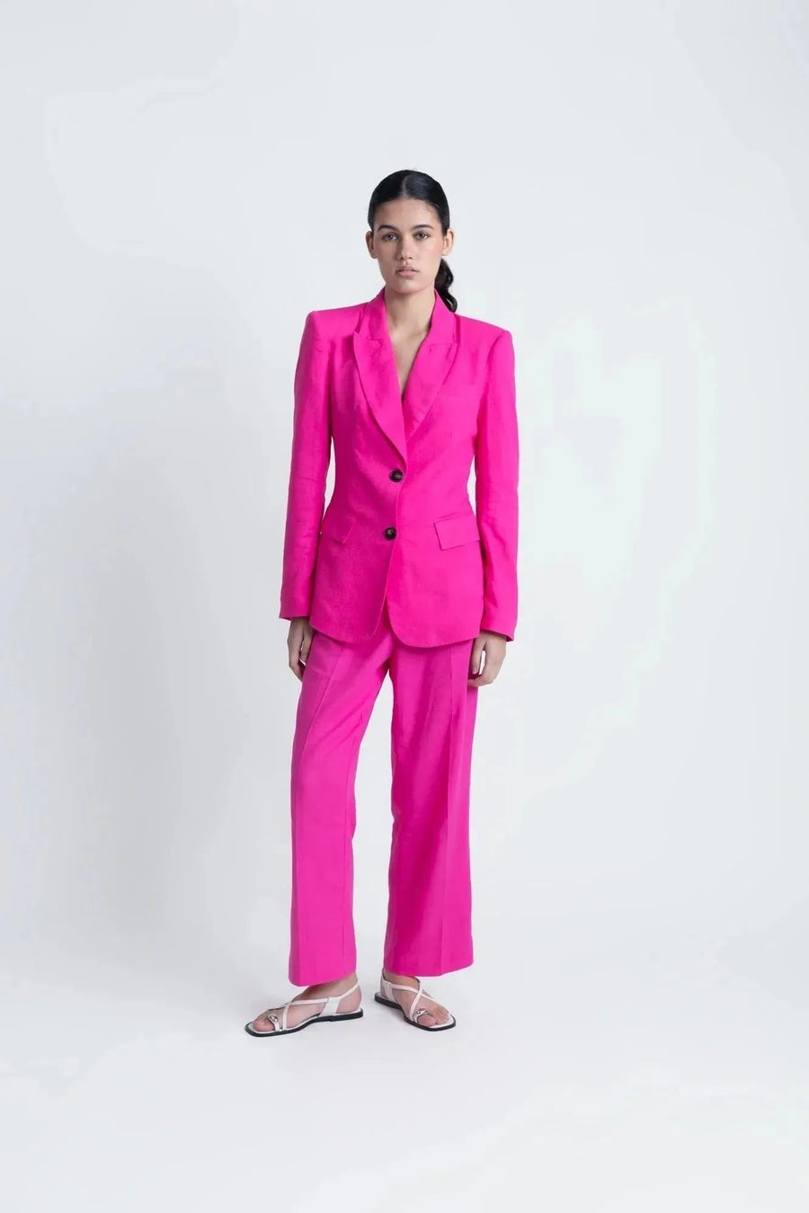 Look complet avec un pantalon femme mode lin rose fuchsia taille haute fluide et un blazer assorti, tenue élégante.