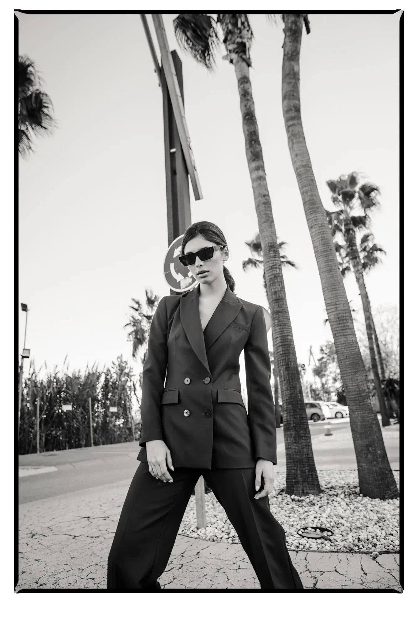 Femme portant un blazer femme double avec tissu tailleur et double boutonnage