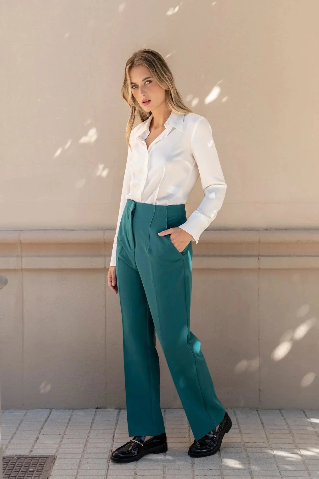 Vêtements femme avec pantalon taille haute sarcelle et chemise blanche à manches longues