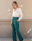 Vêtements femme avec pantalon taille haute sarcelle et chemise blanche à manches longues