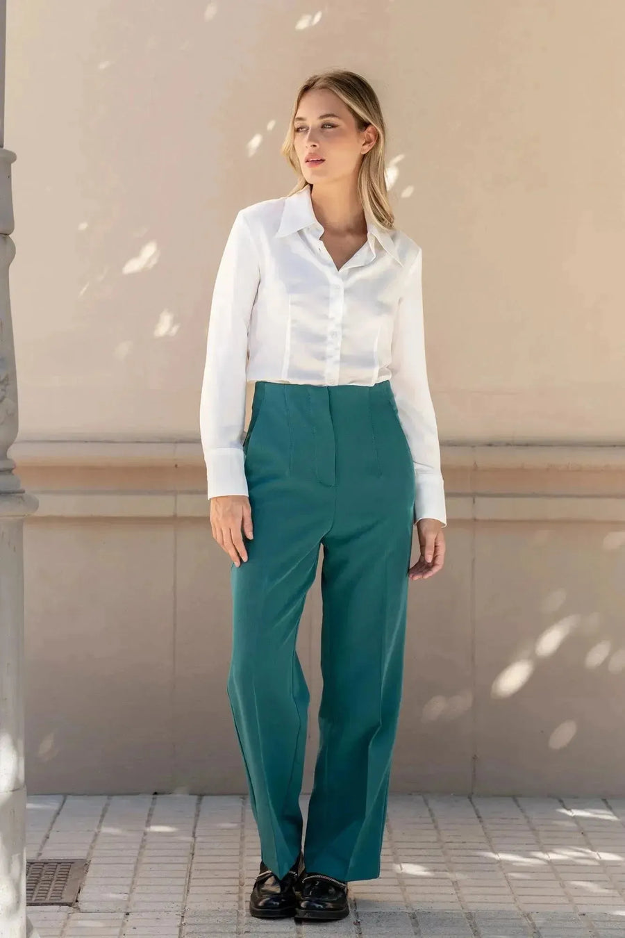 Vêtement femme avec pantalon taille haute sarcelle et chemise blanche élégante
