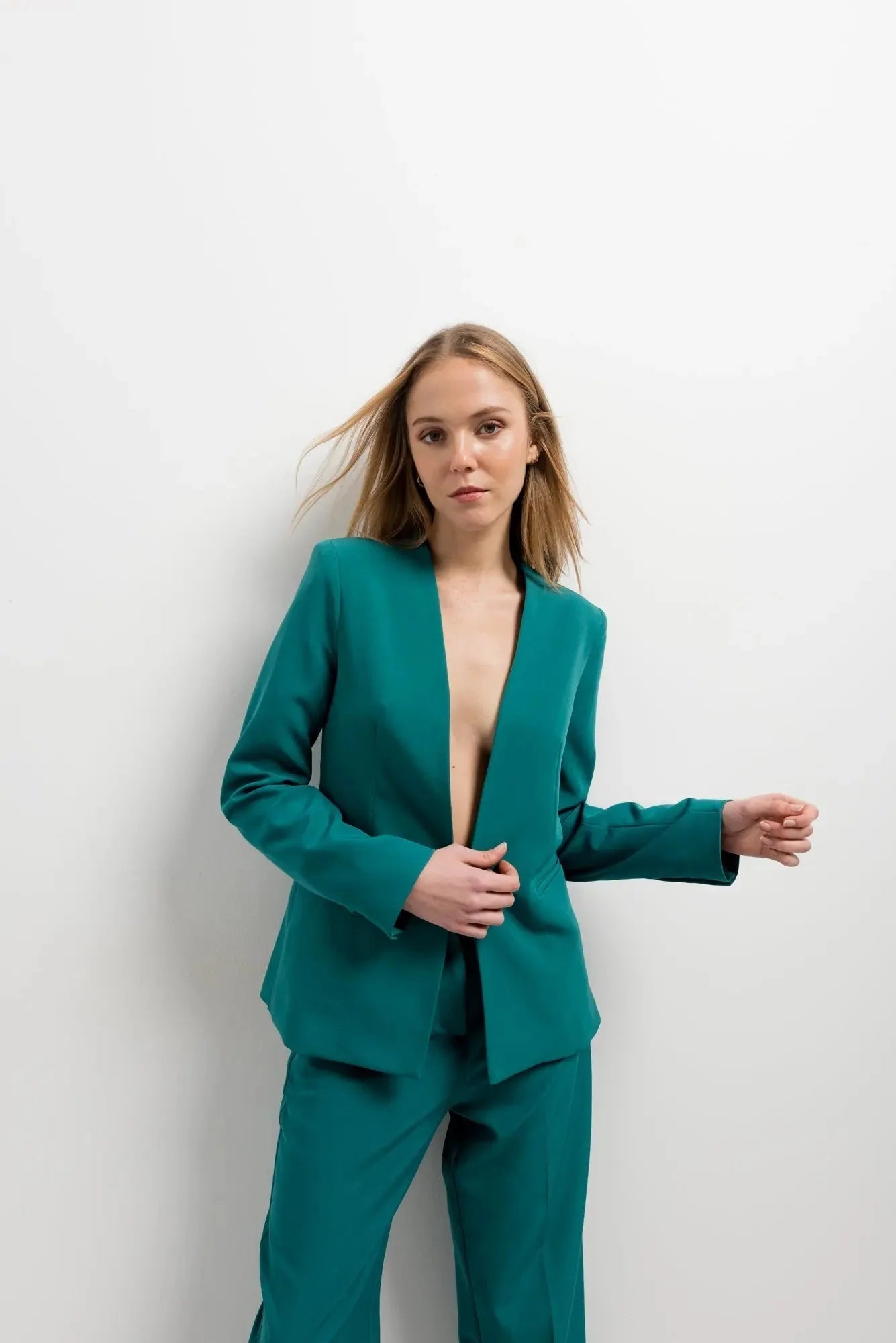 Pantalon taille haute sarcelle avec blazer col sans revers et décolleté profond