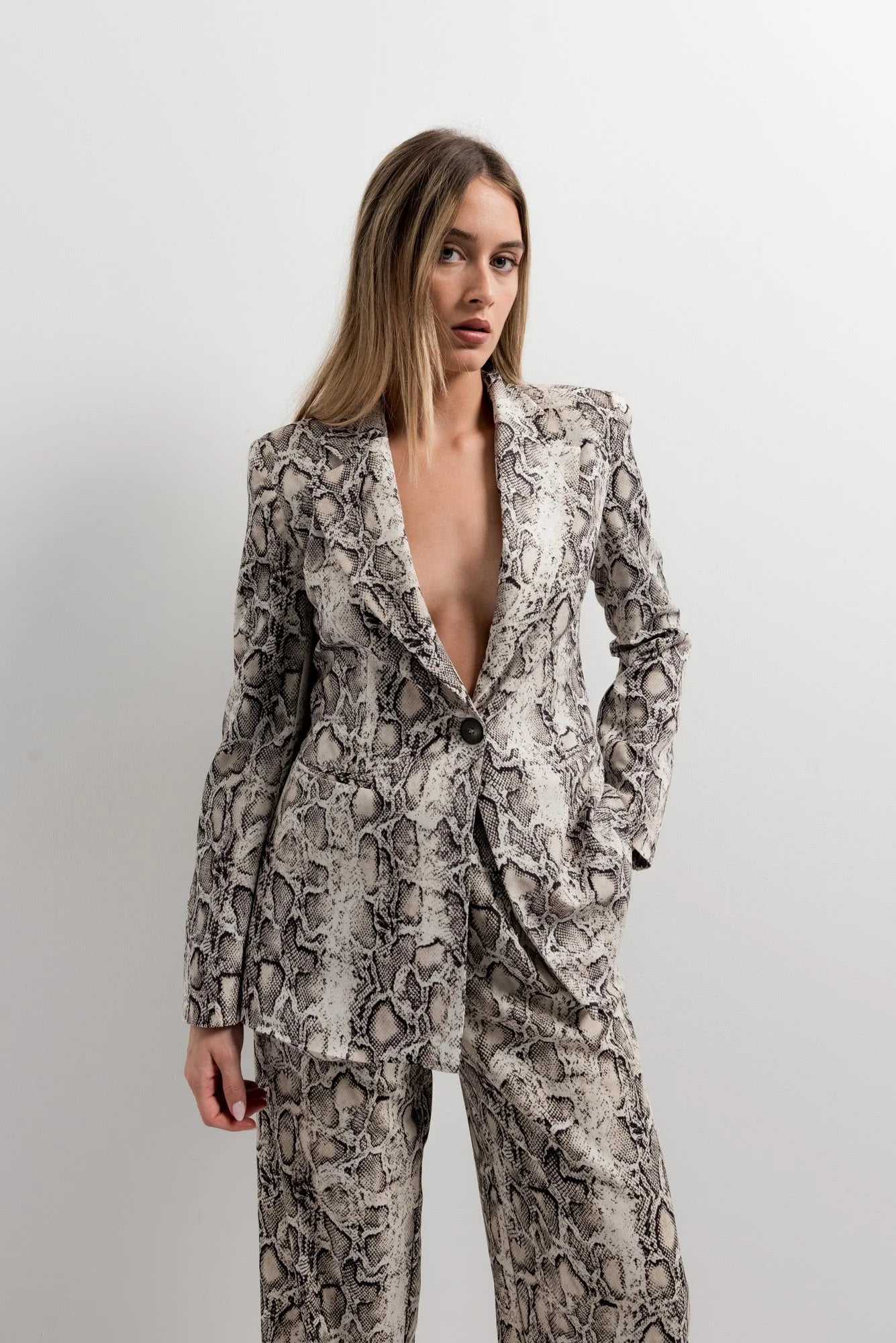 Vêtements femme avec blazer et pantalon palazzo imprimé animal serpent élégant