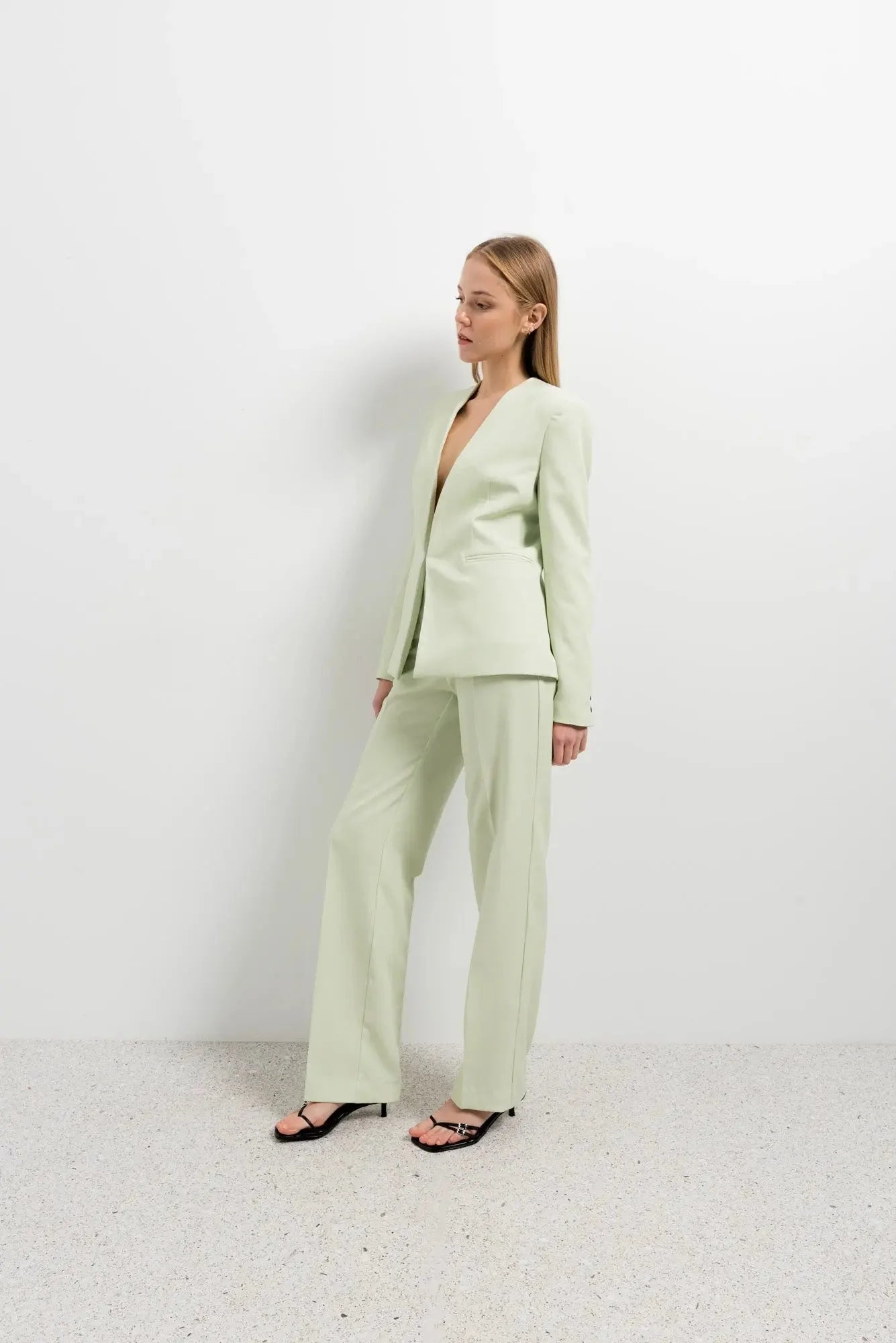Pantalon recto en vert clair avec blazer à décolleté profond et pantalon large