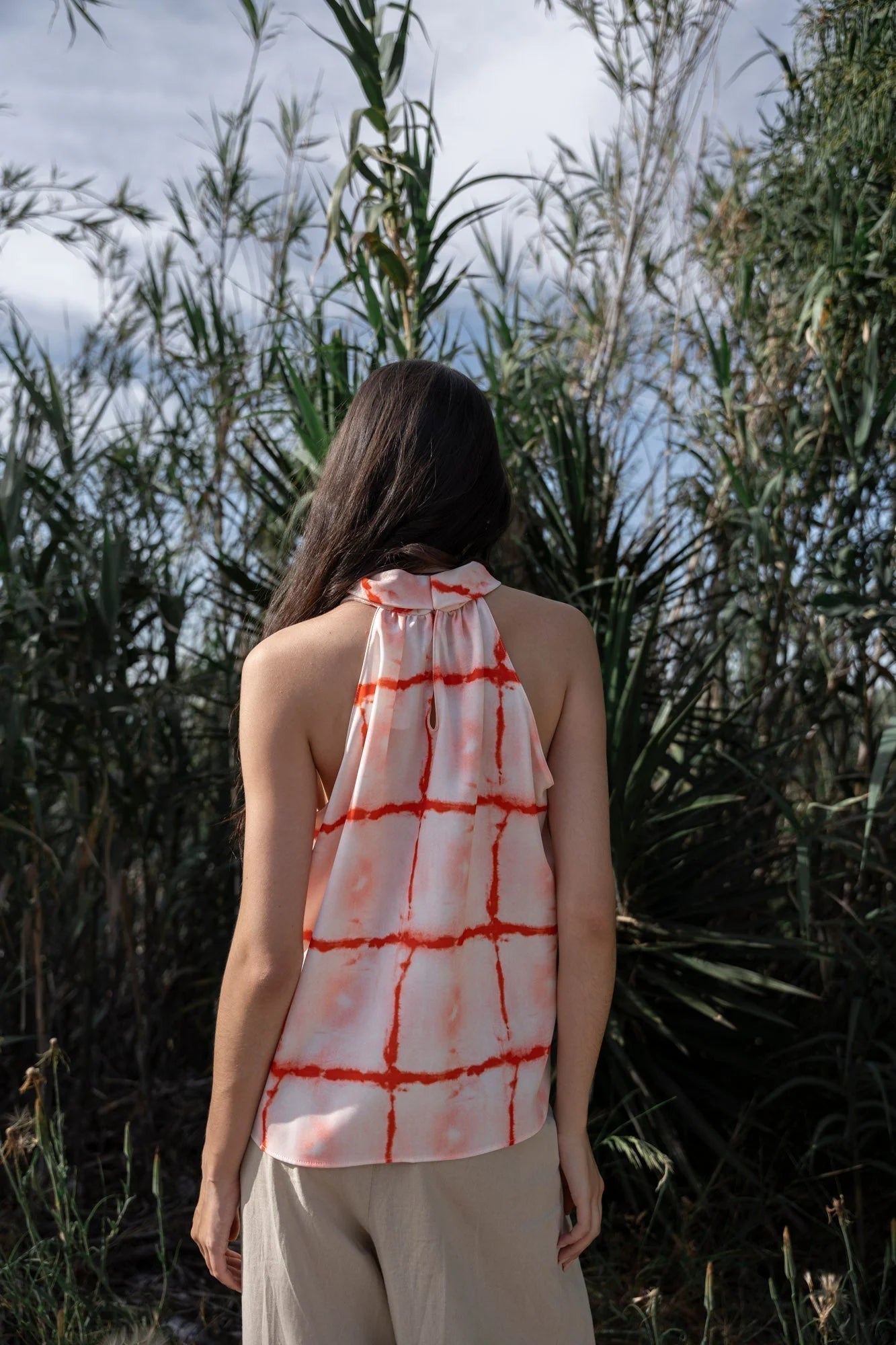 Alt texte d’un top à motifs géométriques rouge avec col noué et coupe fluide femme