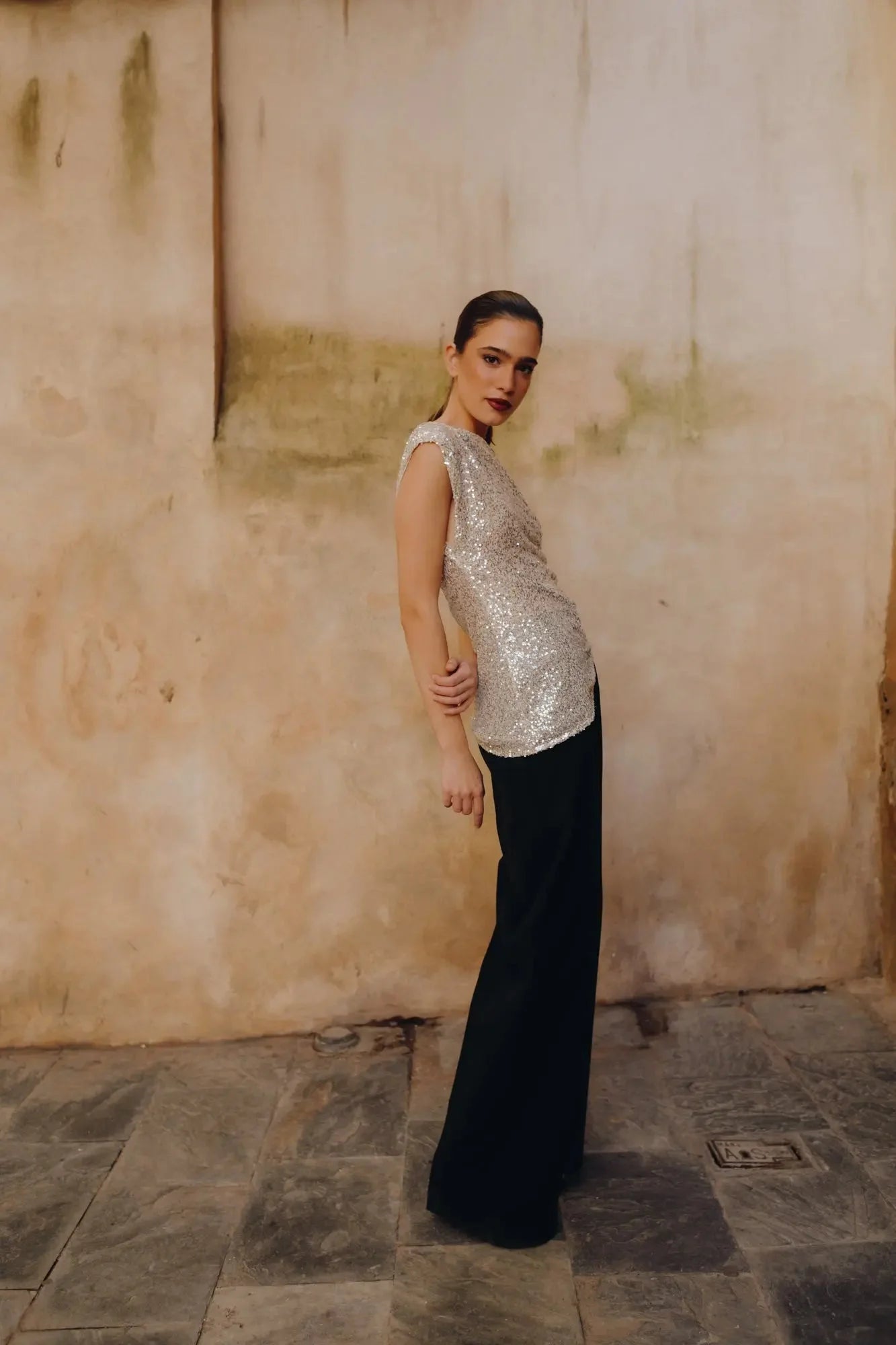 Femme portant un top asymétrique à paillettes argentées aux plus élégantes et tendance