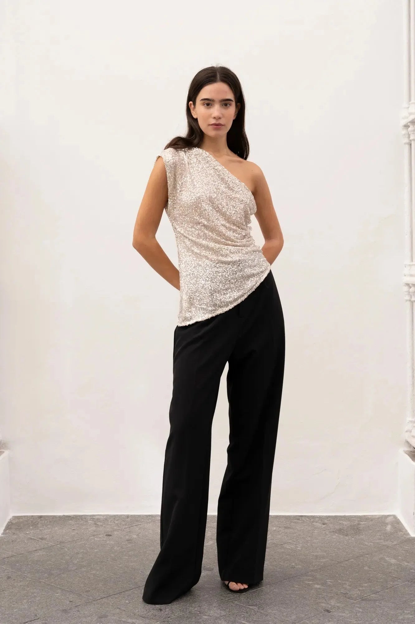 Top asymétrique à paillettes argentées pour femmes, aux plus élégantes styles