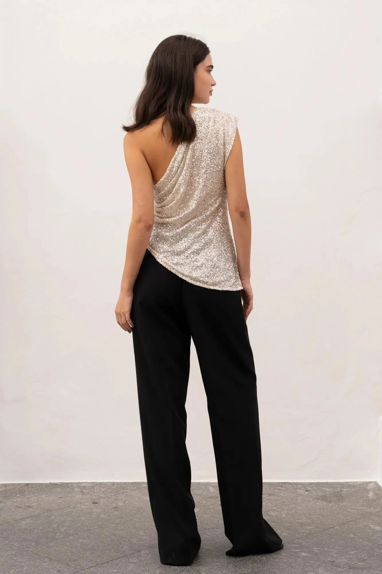Top asymétrique à paillettes argentées pour femme avec pantalon large noir aux plus élégance