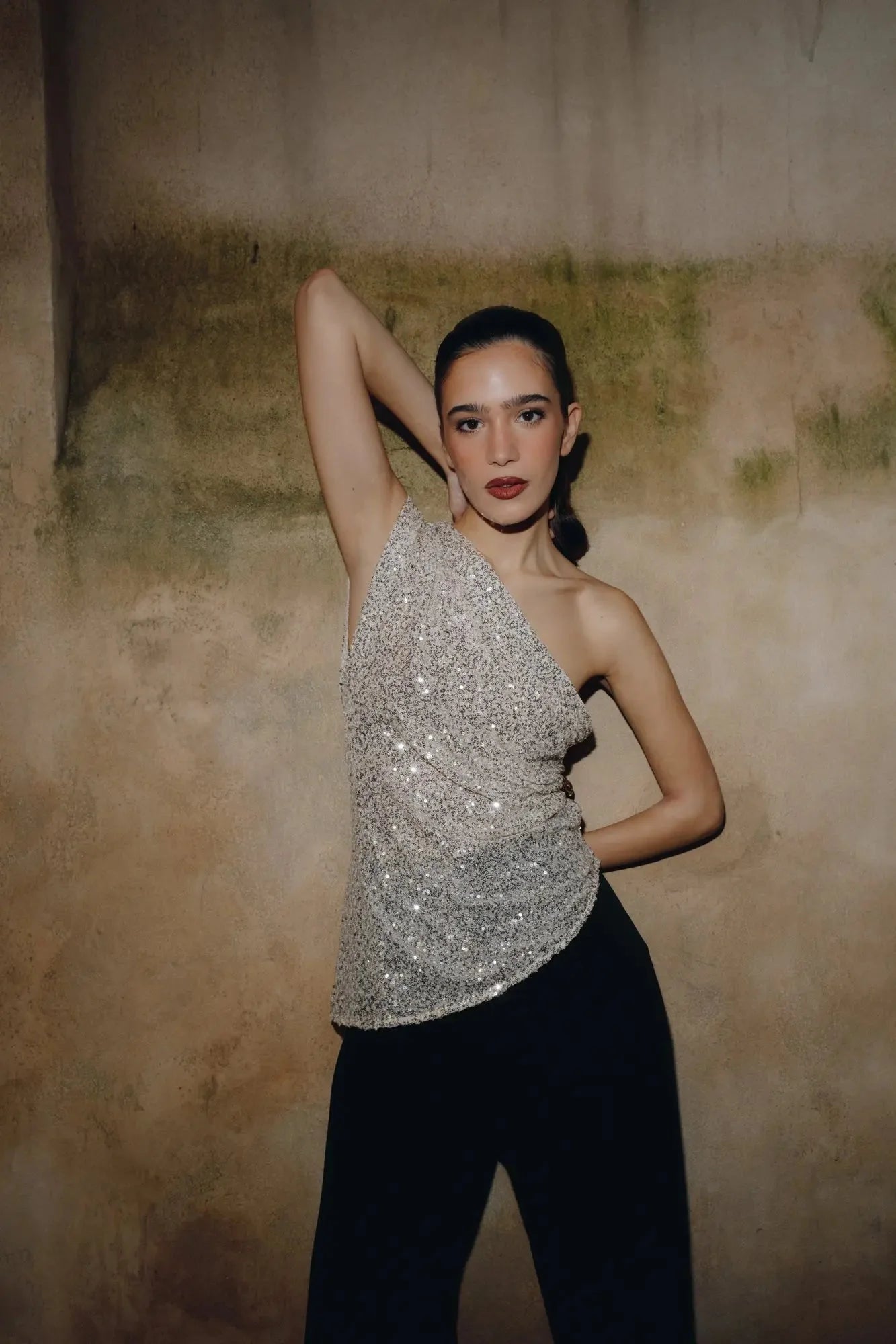 Alt text pour top asymétrique aux plus brillantes paillettes argentées