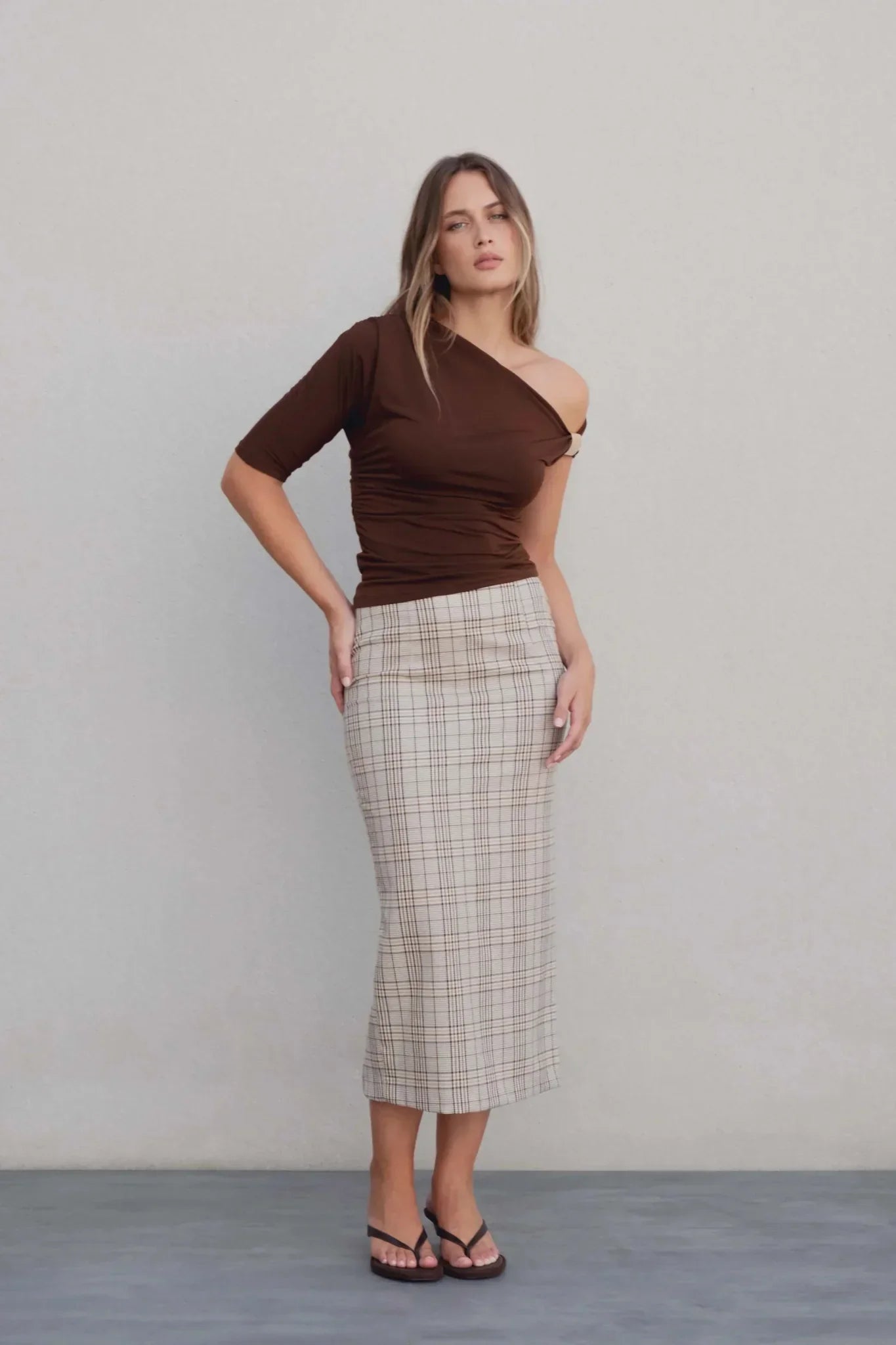 Top asymétrique et jupe midi à carreaux femme, look tendance avec jupe midi à carreaux