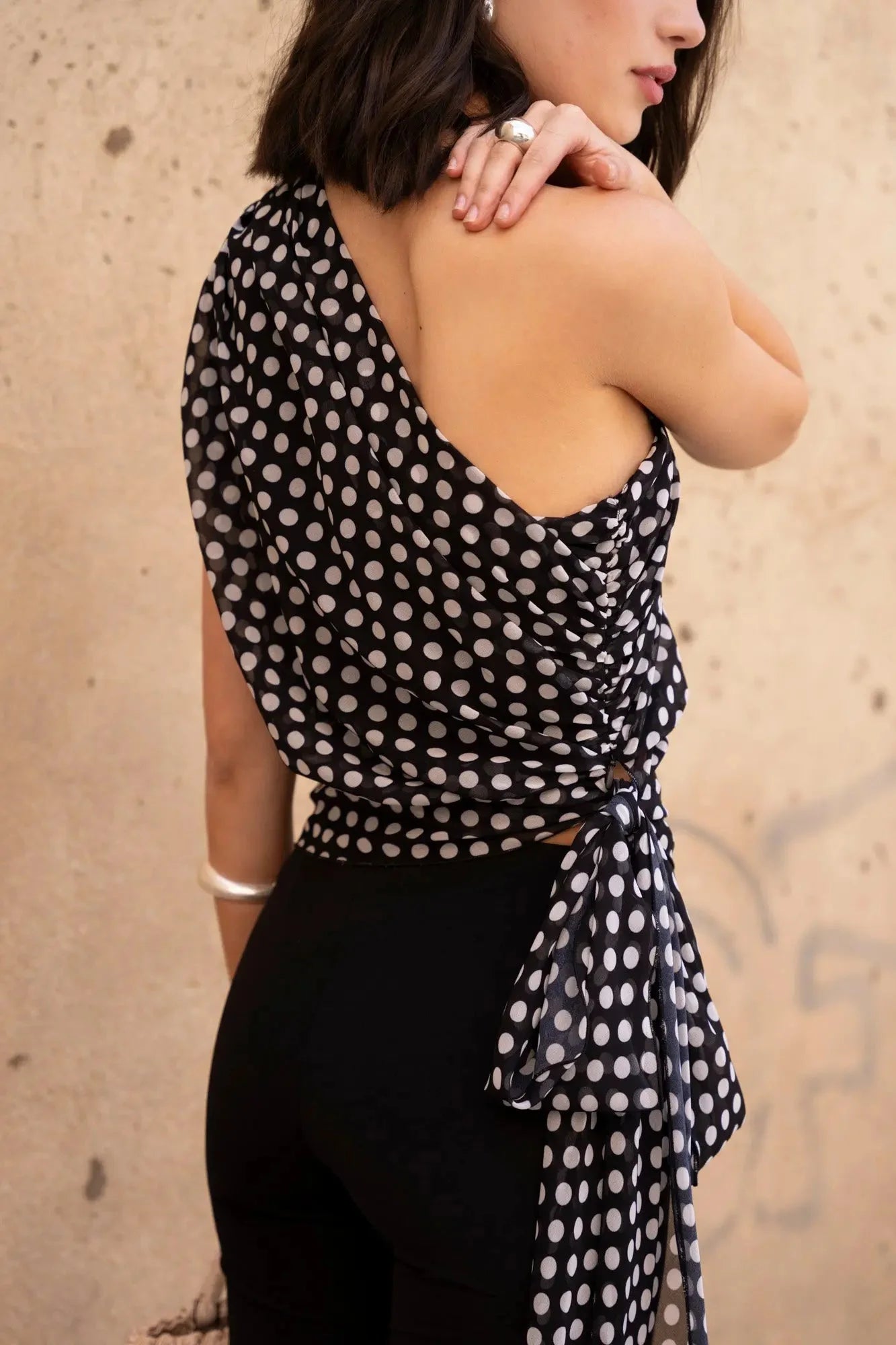 Top asymétrique imprimé à pois noirs et blancs, top à une épaule avec ceinture