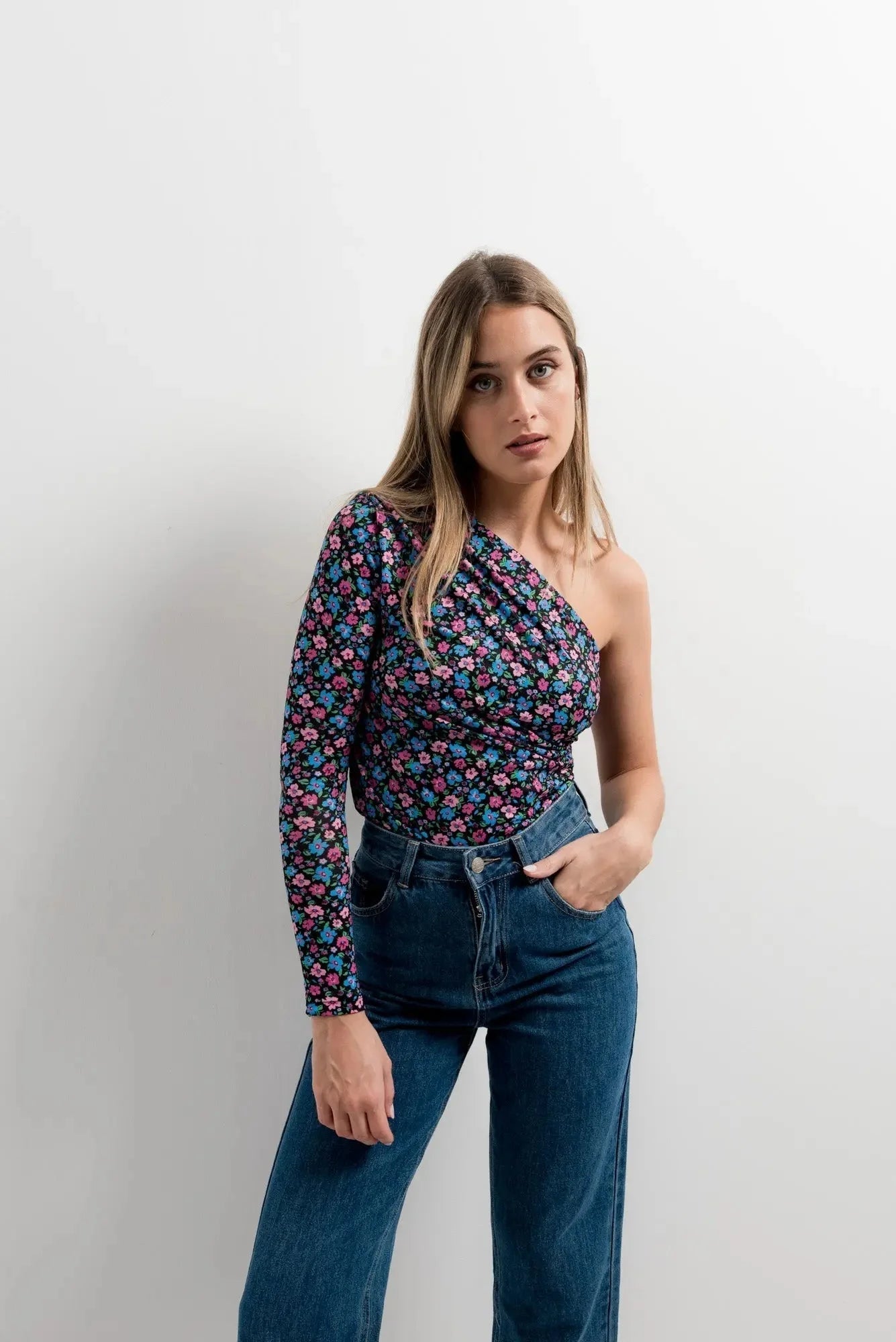 Top asymétrique imprimé floral à manches longues pour un style unique et féminin