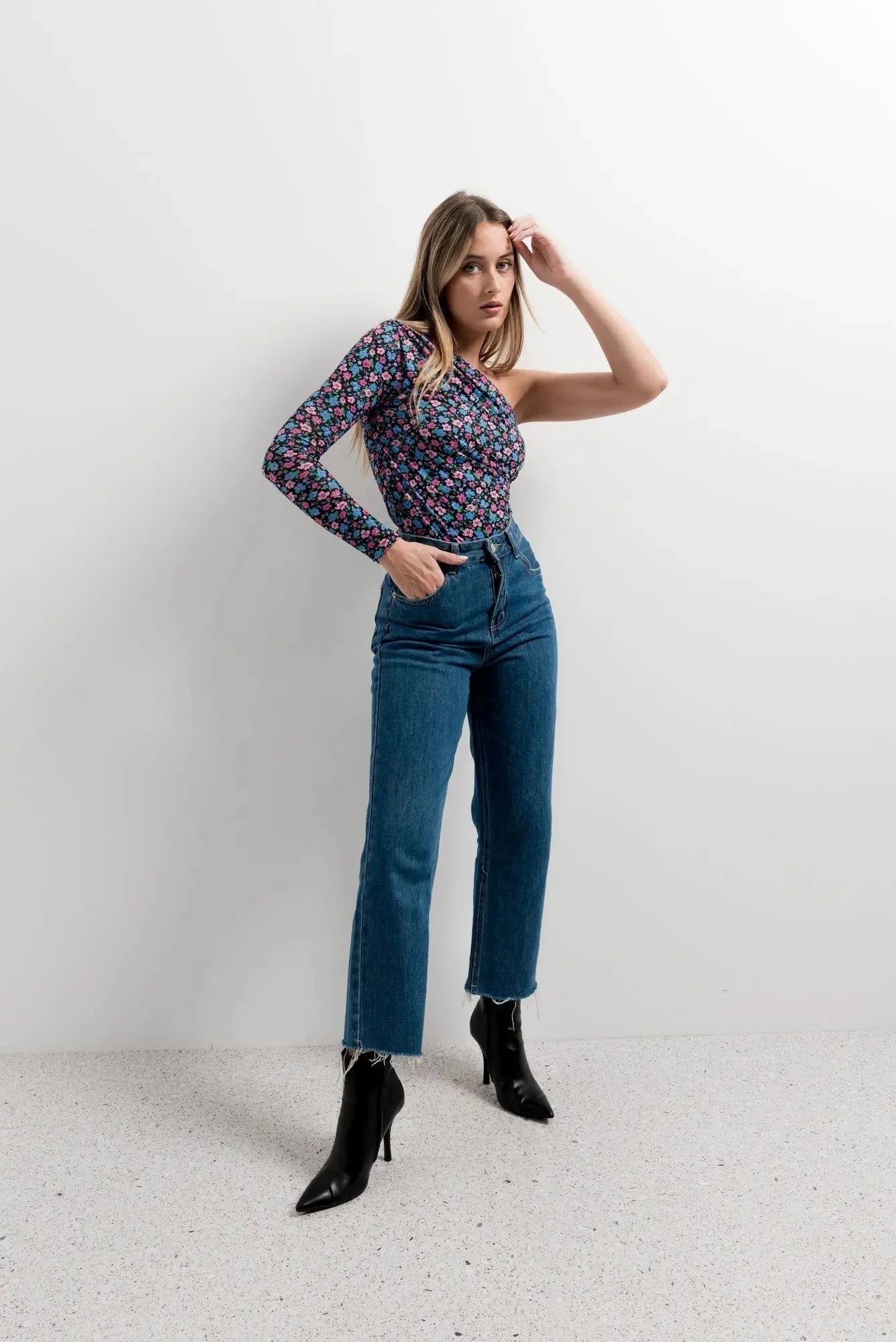 Top asymétrique imprimé floral à manches longues, style féminin et tendance pour femme