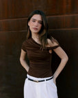 Top asymétrique marron au design unique pour un look décontracté et tendance