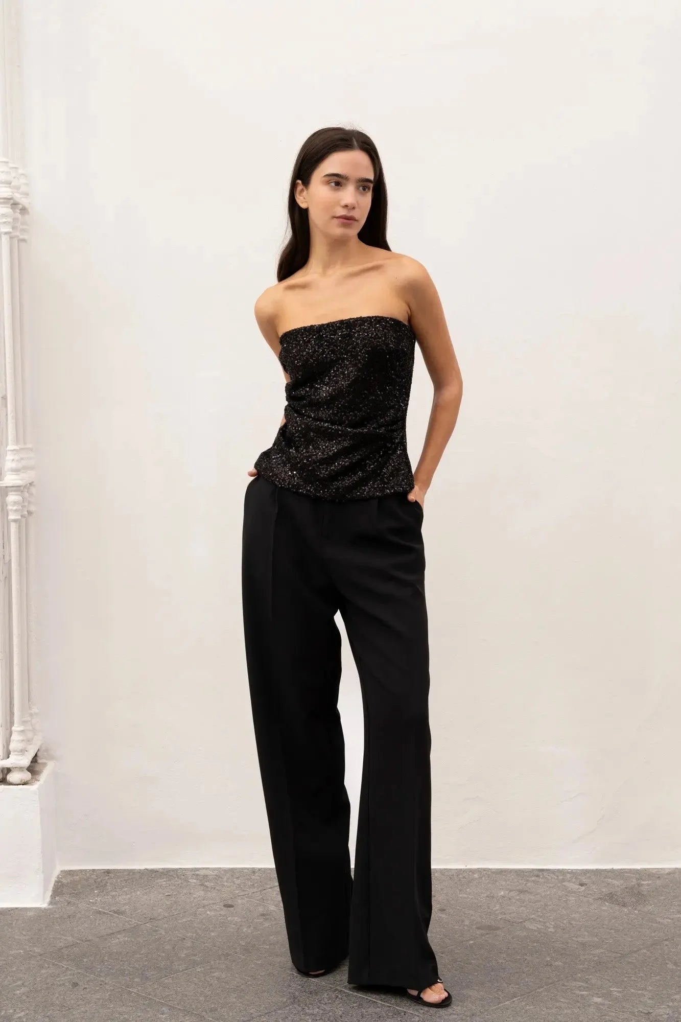 Vue d’ensemble d’un haut bandeau femme noir élégant avec pantalon à jambes larges