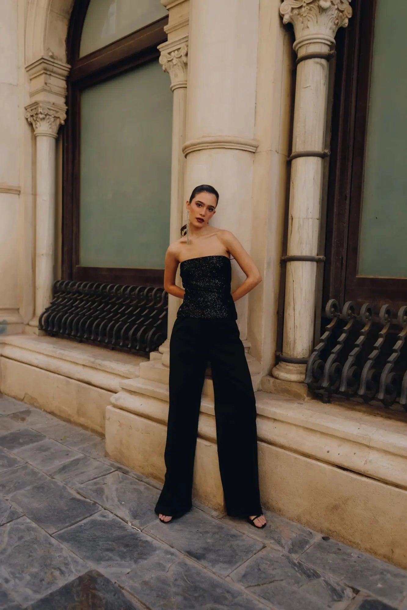 Jumpsuit noire sans bretelles avec pantalon large, idéal pour un top bandeau femme élégant