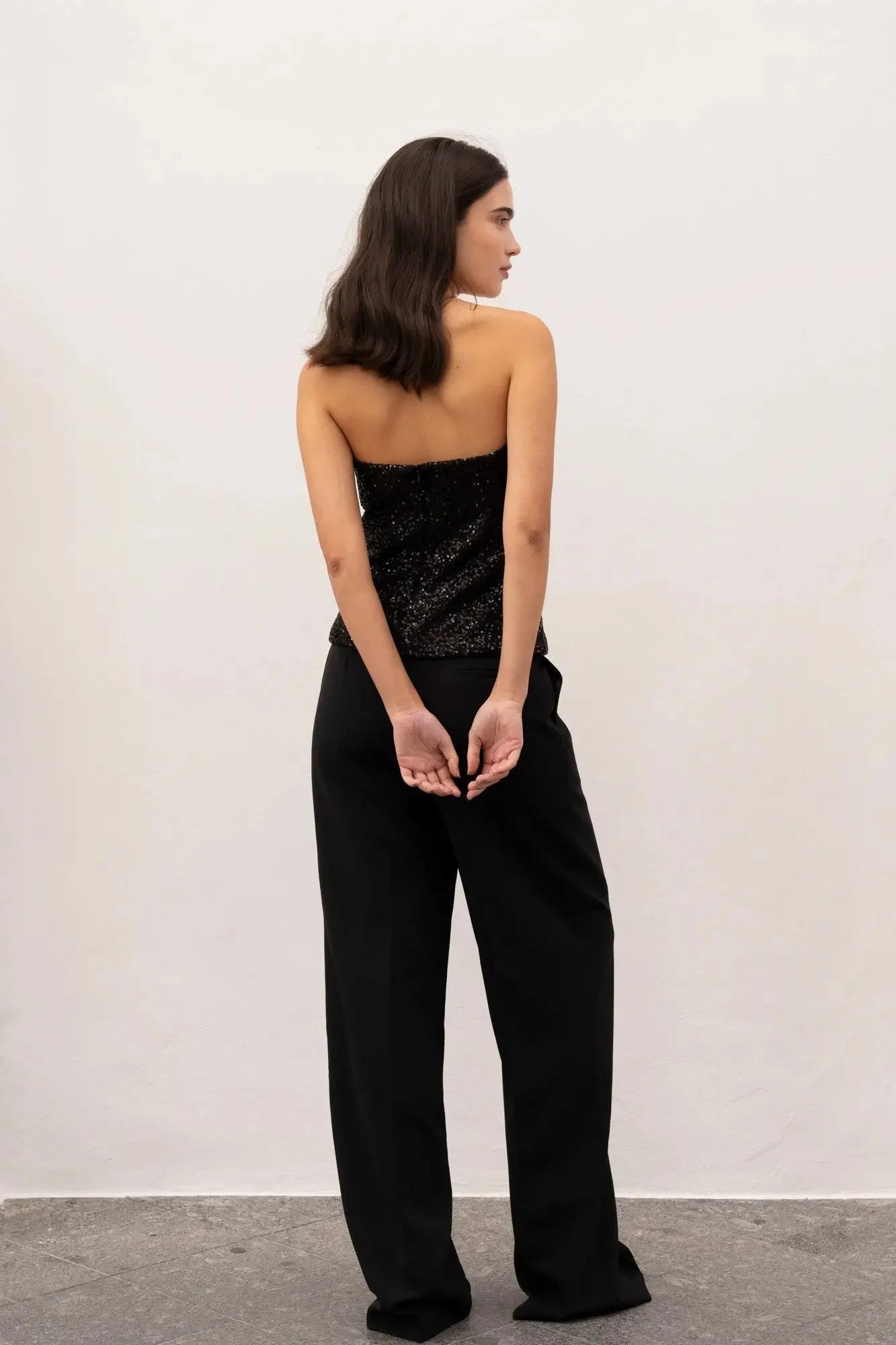 Top bandeau femme noir élégant avec sequins, parfait pour un look chic et tendance
