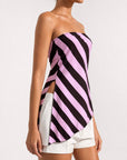 Top bandeau rayé rose poudré noir profil rapproché