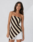 Top bandeau rayé asymétrique chocolat écru face sur fond neutre