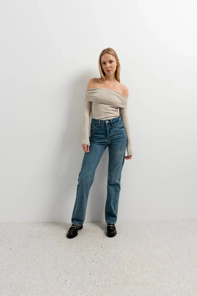 Top beige clair oversize à épaules dénudées avec jeans taille haute coupe droite