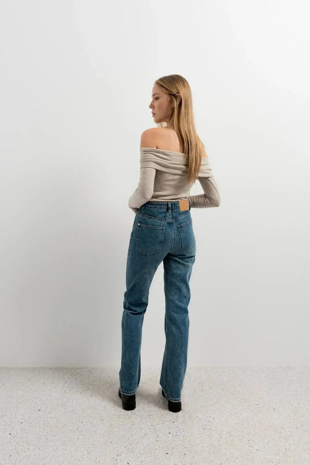 Top femme épaules dénudées et jeans taille haute coupe droite, capacité à flatter la silhouette