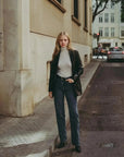 Jeans taille haute coupe droite, capacité à flatter la silhouette d’une jeune femme blonde