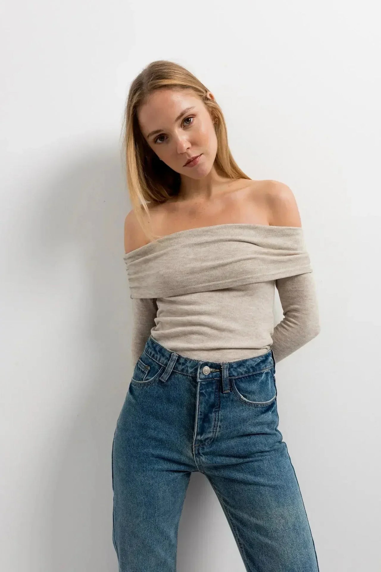 Femme blonde en jeans taille haute coupe droite, capacité à flatter la silhouette