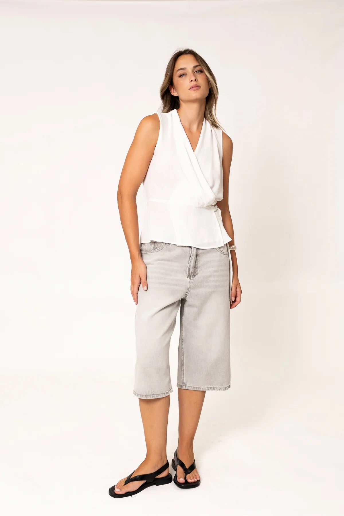 Top blanc croisé sans manches avec ceinture – Style portefeuille fluide Sapiato