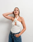 Top blanc femme élégant à col noué avec embellissement floral et découpe en clé