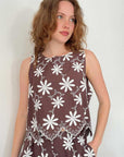 top13822 chemisier brun fleuri sans manches avec mancherons image 1