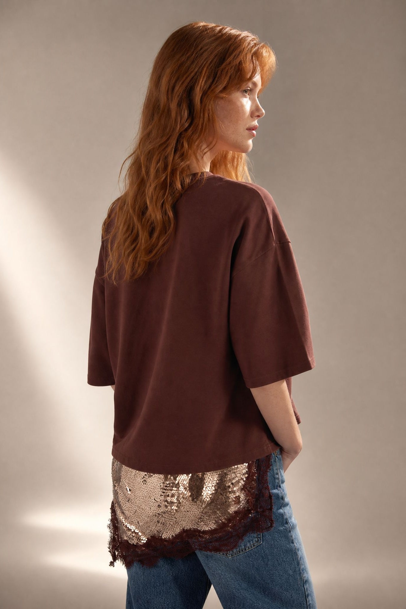 Top brun col rond bas pailleté et dentelle