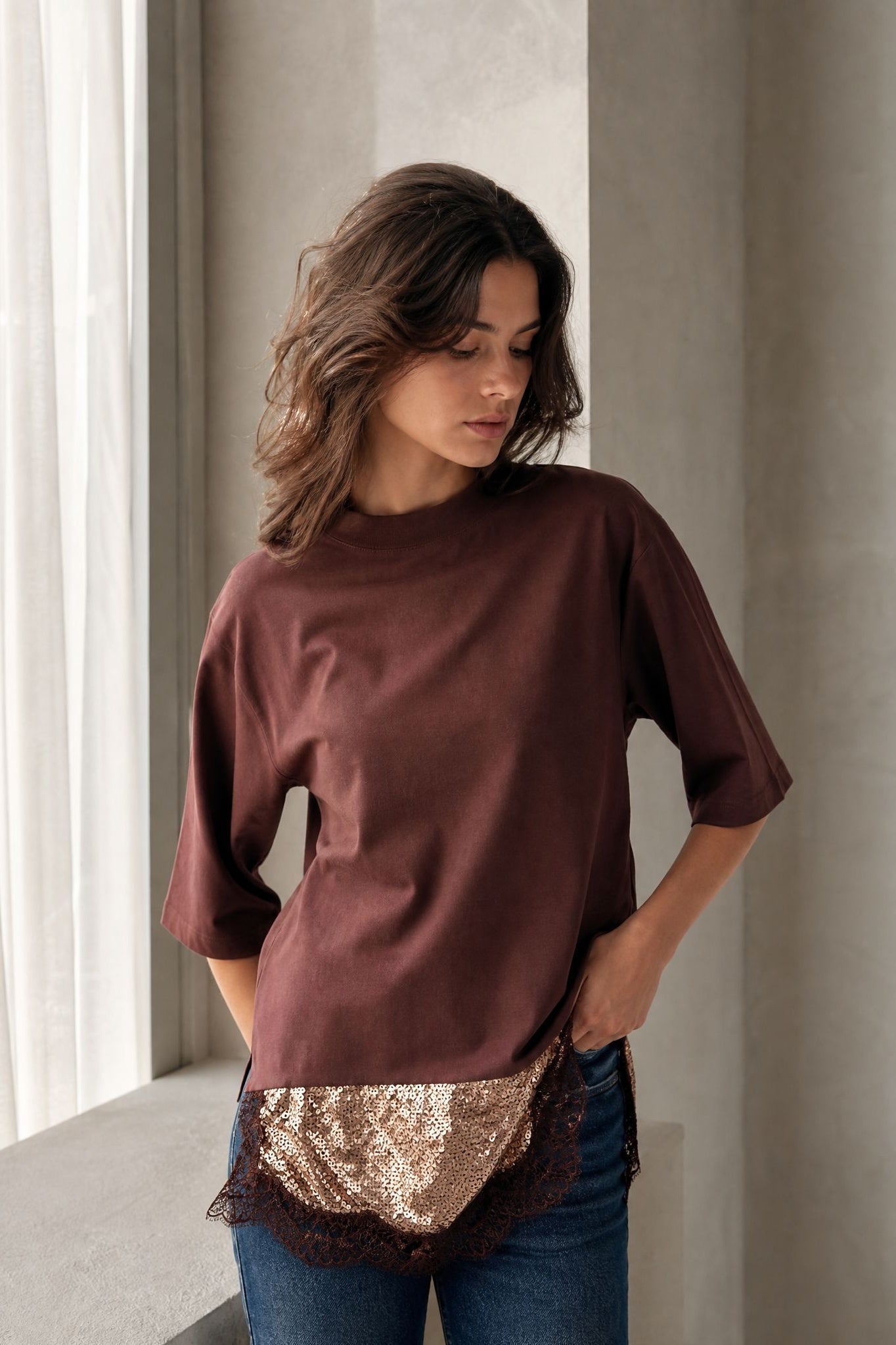 Top brun col rond bas pailleté et dentelle