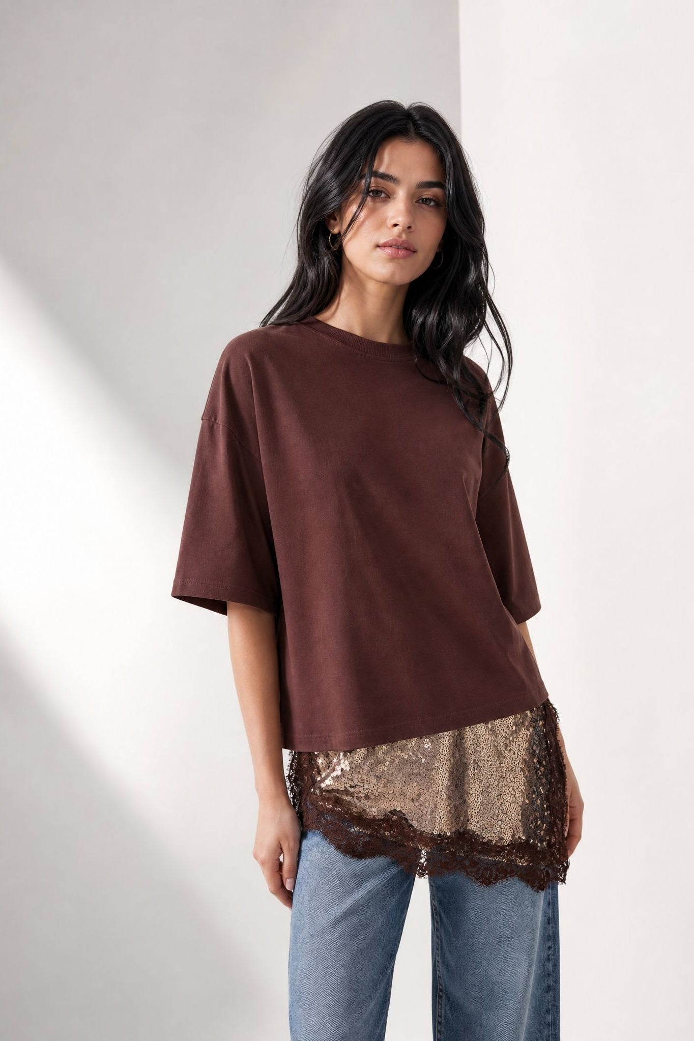 Top brun col rond bas pailleté et dentelle