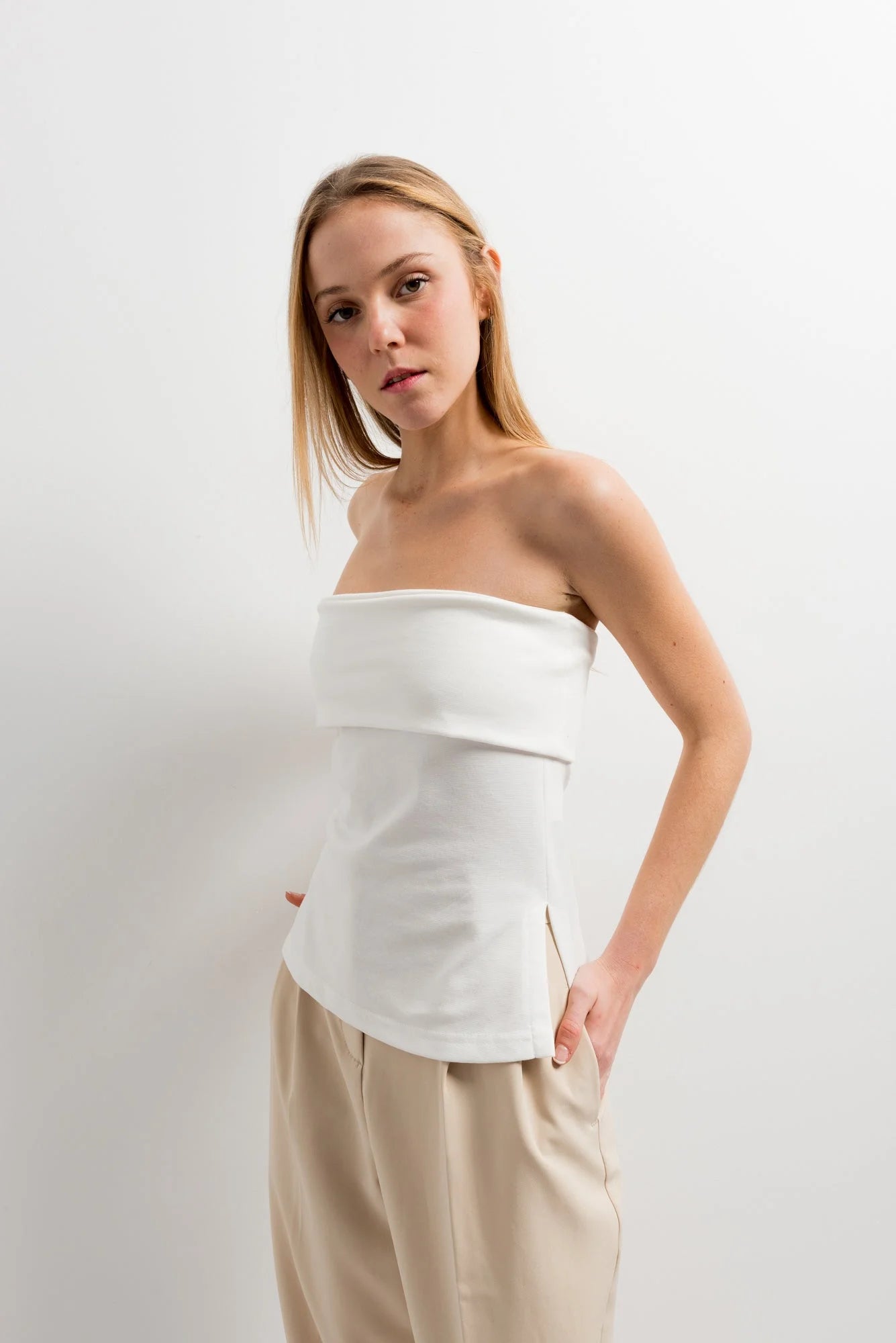 Haut sans bretelles blanc avec ceinture, peplum, et fentes latérales