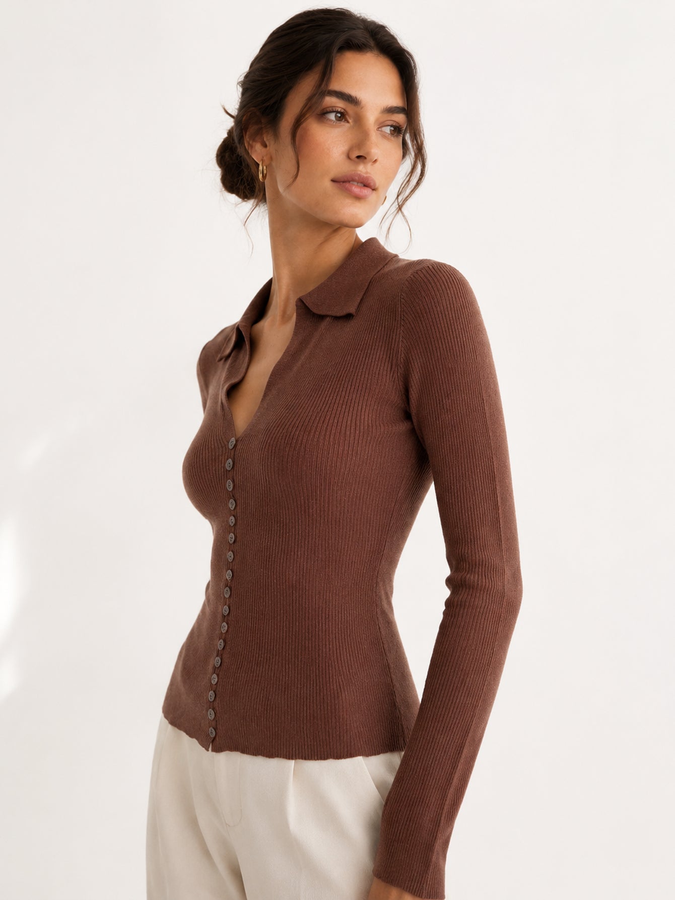 Cardigan boutonné marron profil