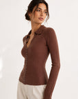Cardigan boutonné marron profil