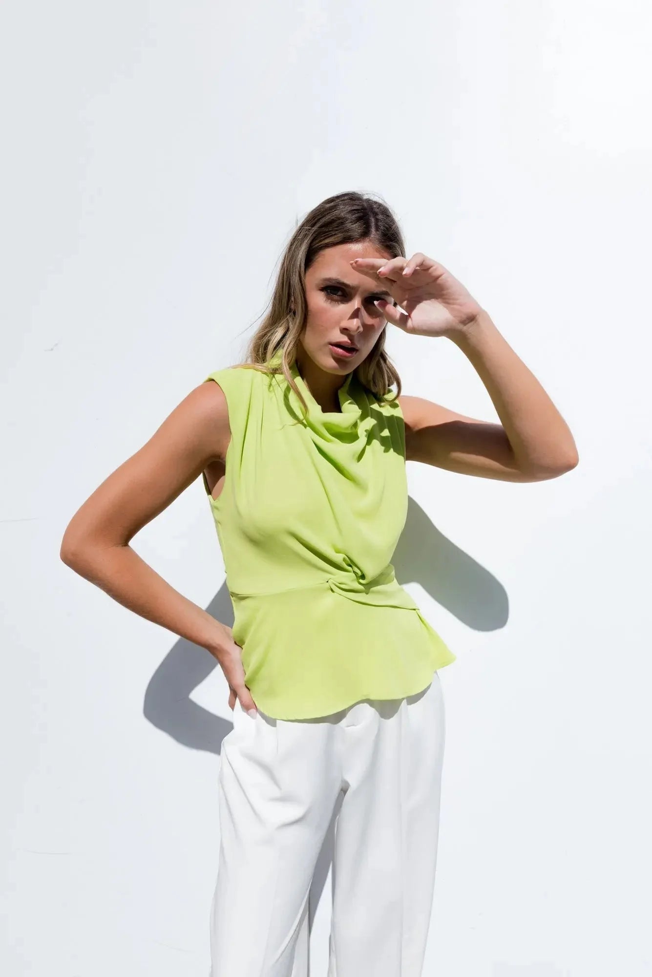 Top sans manches vert citron avec col drapé et nœud torsadé à la taille
