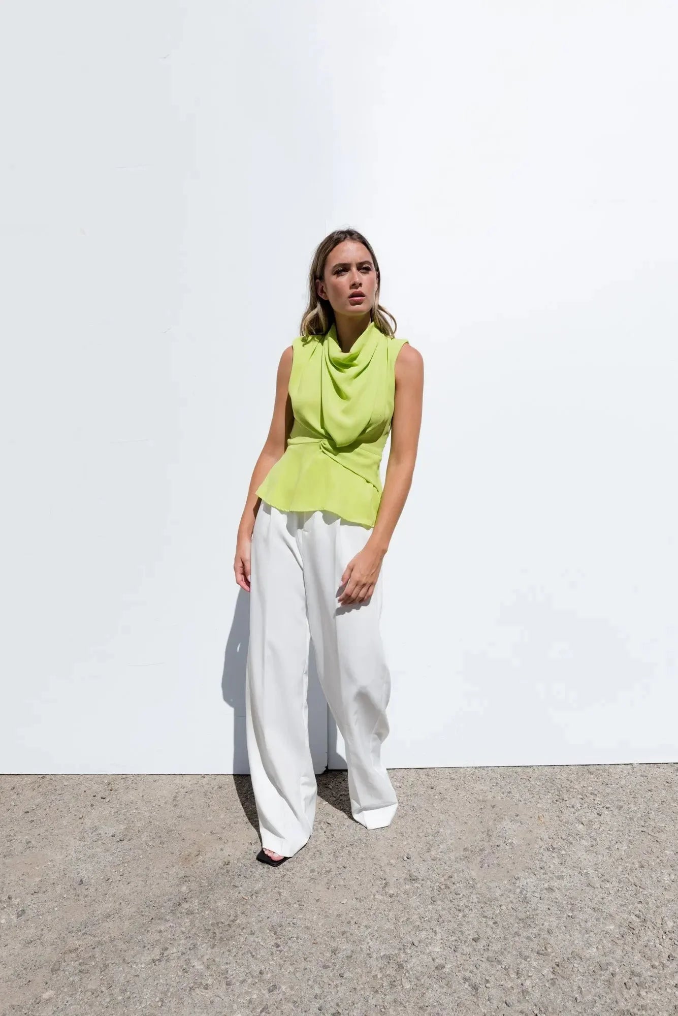 Top sans manches vert citron avec col cowl et taille cintrée, Noeud avant haut