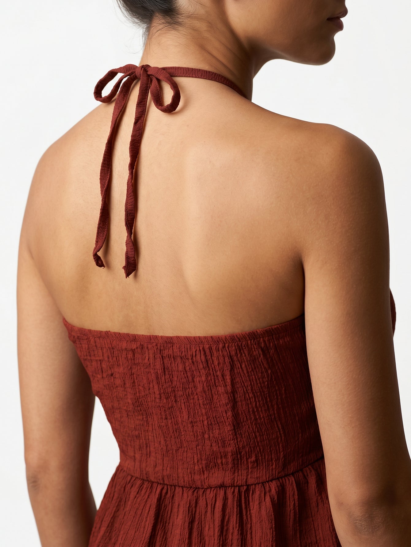 détail bretelles perles rouge carmin