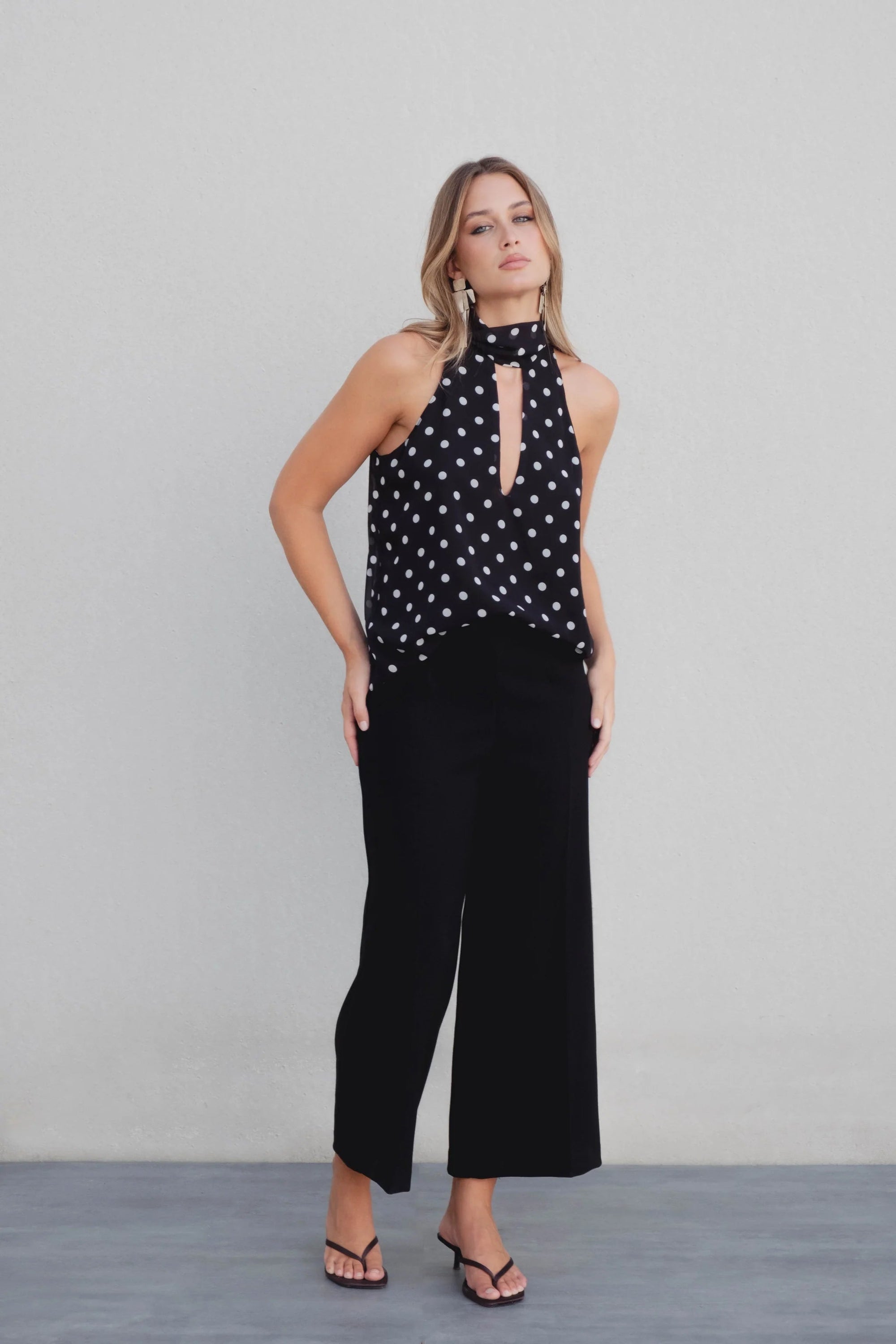 Top dos nu à pois – Col montant – Noir et blanc – Tissu fluide Sapiato
