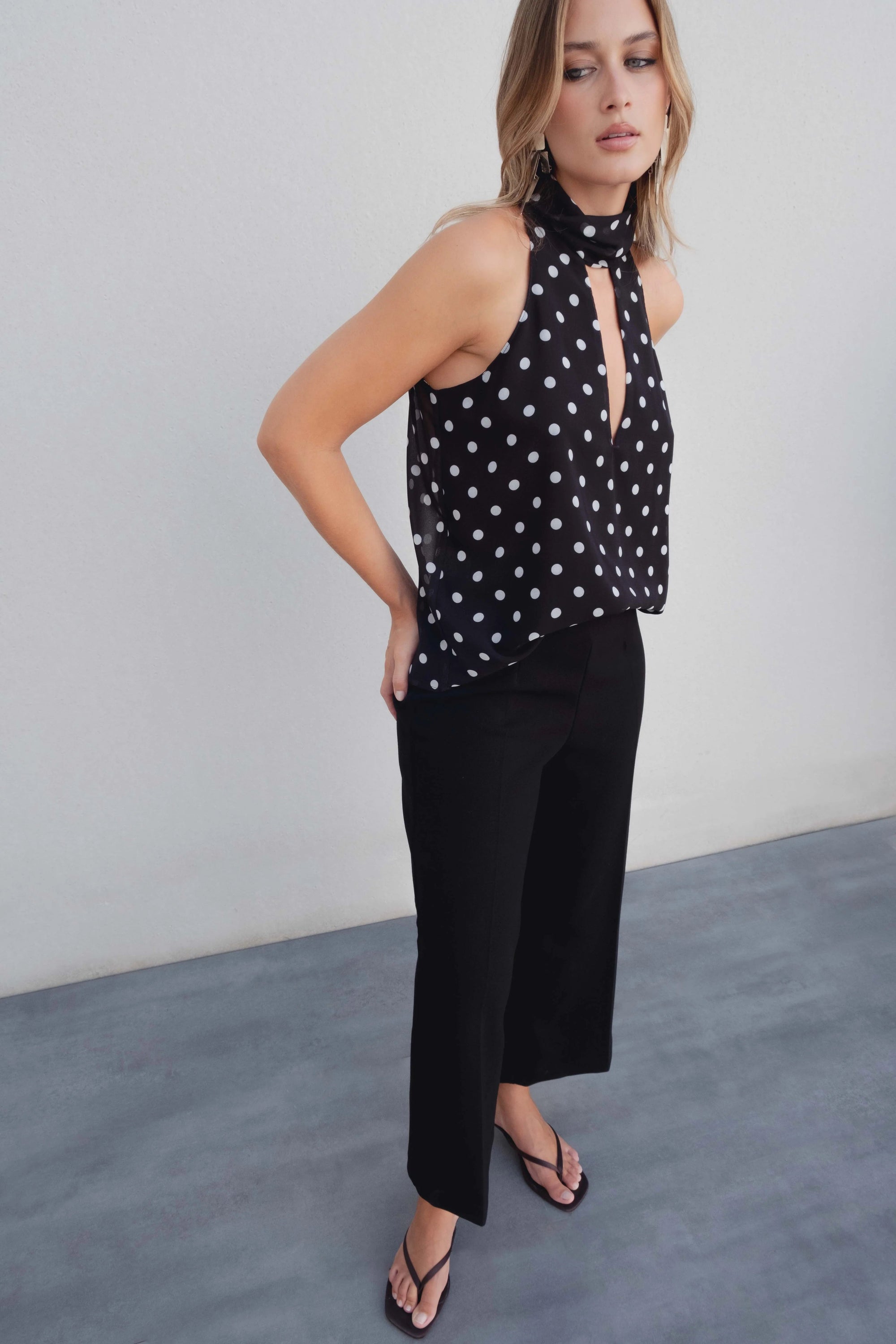 Top dos nu à pois – Col montant – Noir et blanc – Tissu fluide Sapiato