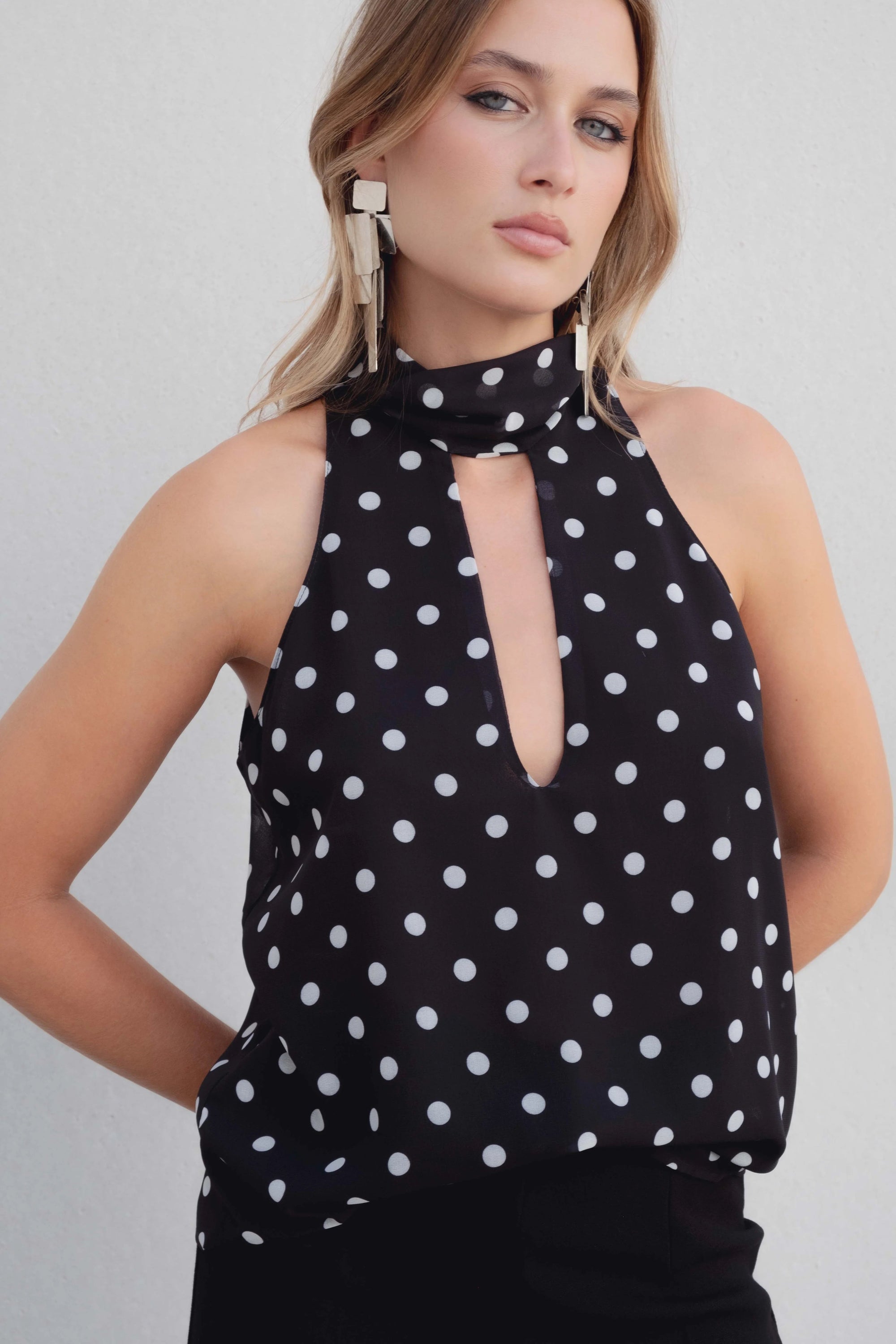 Top dos nu à pois – Col montant – Noir et blanc – Tissu fluide Sapiato