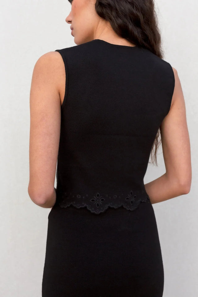 Top élégant soirée – Style minimaliste ajusté – Noir – Encolure carrée, vue arrière du haut noir femme chic, mettant en avant le design élégant.